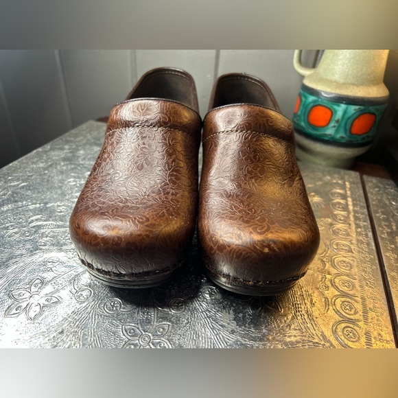 Dansko Pro XP Brown Floral Tooled Leather Clogs Women’s Size EU 37 US 6.5-7 - Picture 2 of 13